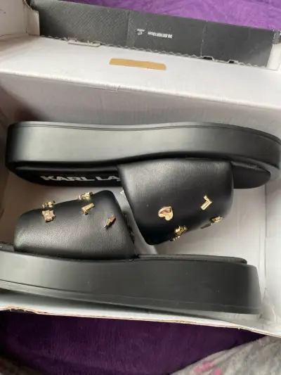Sandalias negras con adornos dorados Karl Lagerfeld - miniatura 3