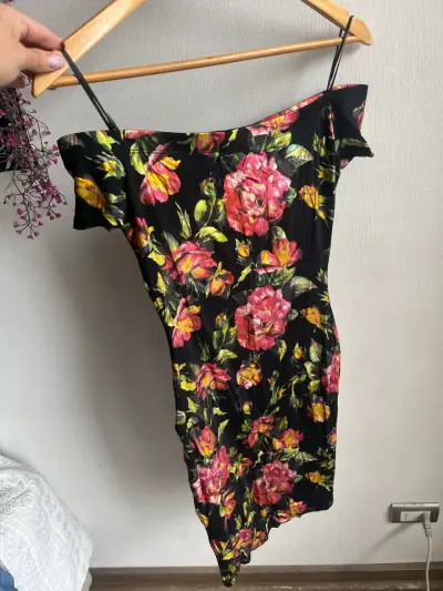 Vestido floral negro Guess con hombros descubiertos - miniatura 1