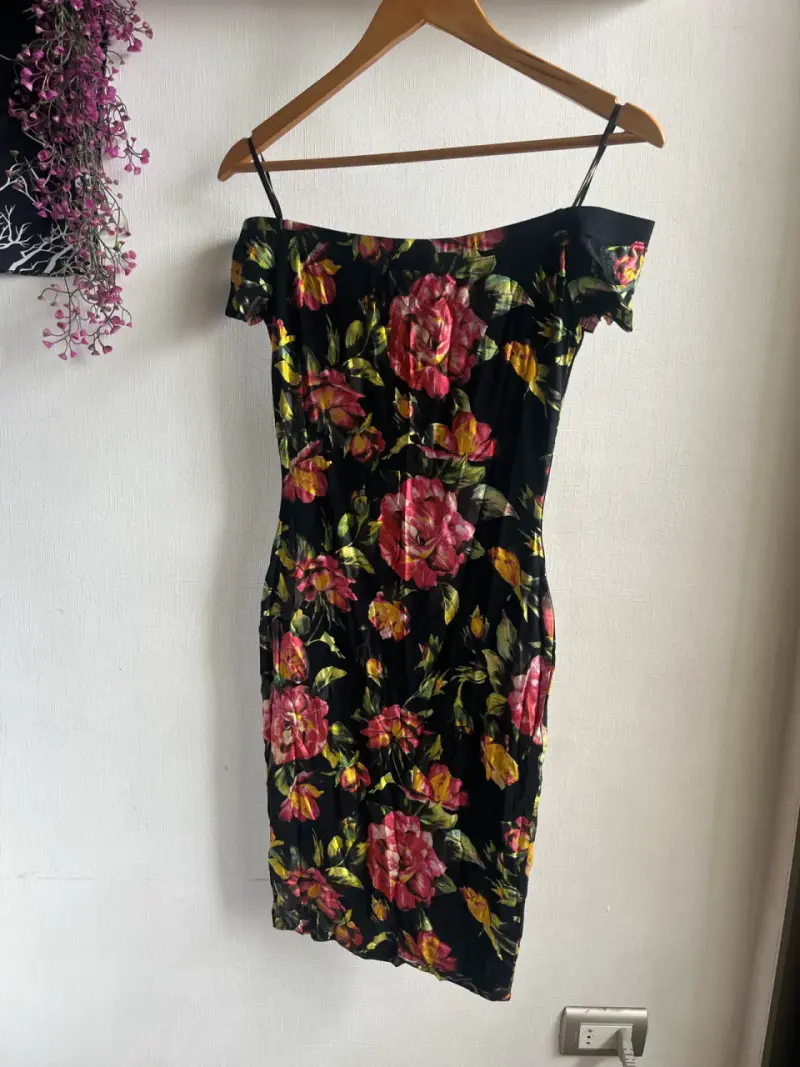 Vestido floral negro Guess con hombros descubiertos - 2