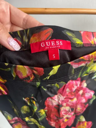 Vestido floral negro Guess con hombros descubiertos - miniatura 3