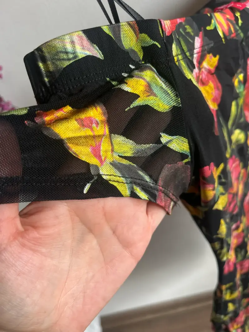 Vestido floral negro Guess con hombros descubiertos - 4