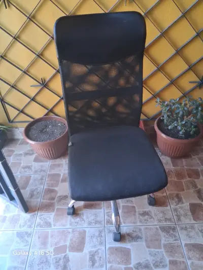 Silla de oficina ergonómica negra con ruedas - miniatura 1