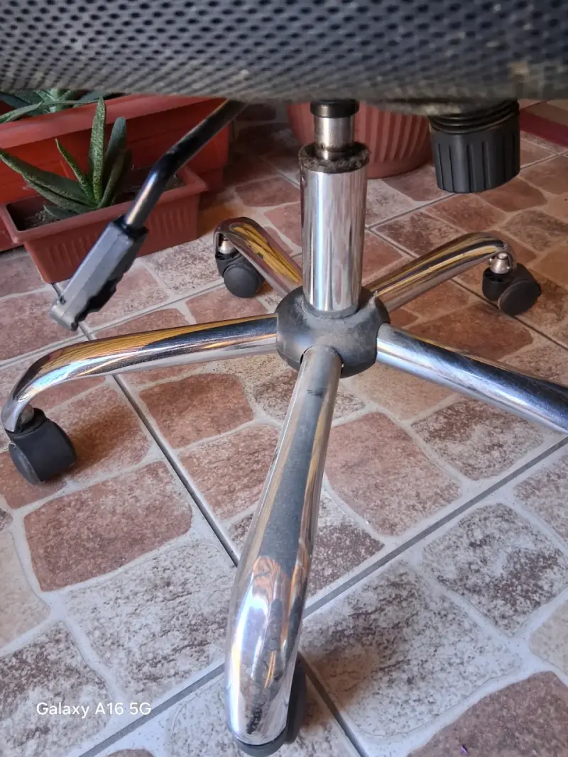 Silla de oficina ergonómica negra con ruedas - 2