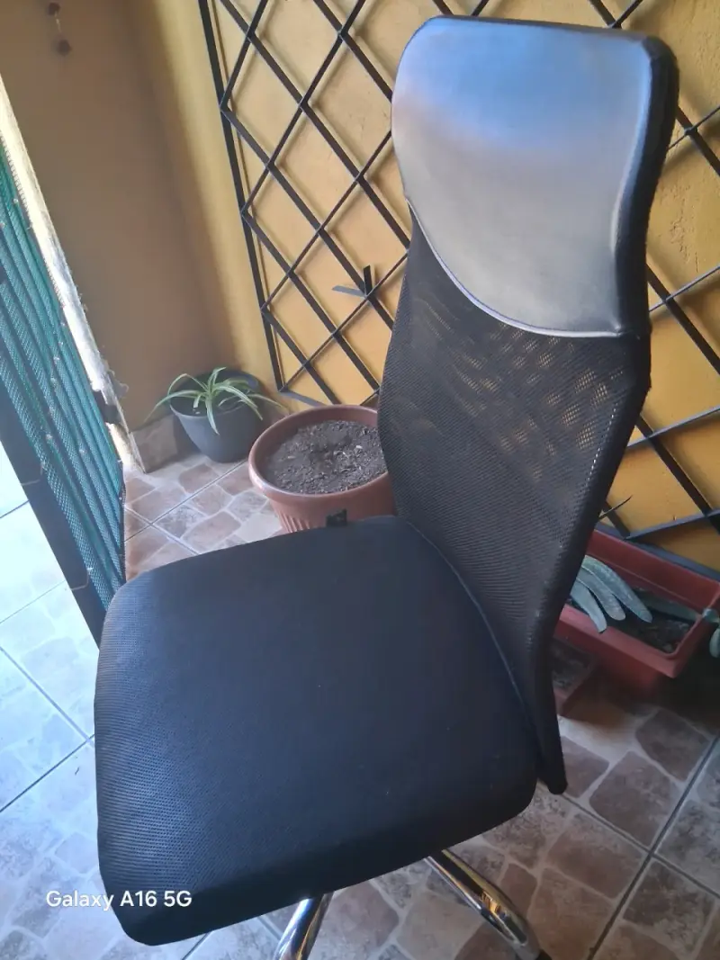 Silla de oficina ergonómica negra con ruedas - 3