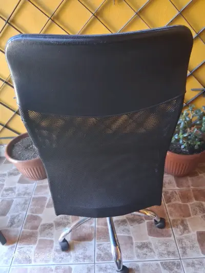Silla de oficina ergonómica negra con ruedas - miniatura 4
