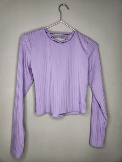 Polera morada de manga larga con diseño cruzado - miniatura 1