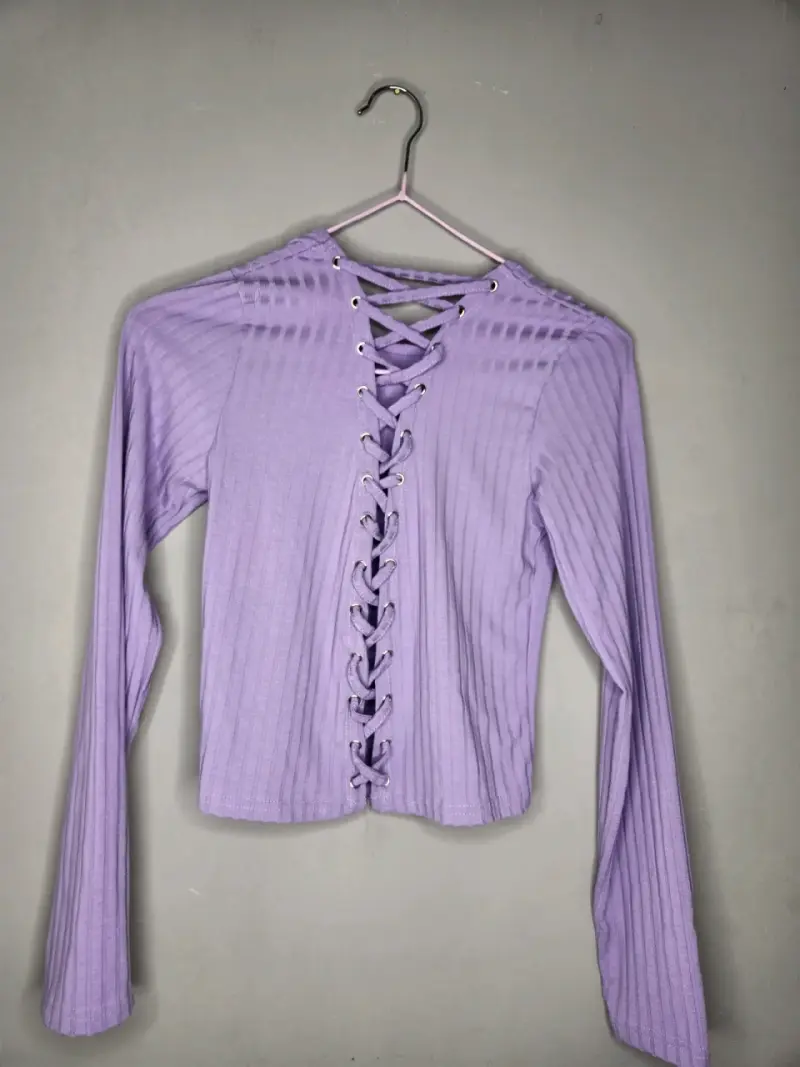 Polera morada de manga larga con diseño cruzado - 2
