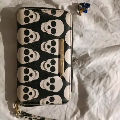 Billetera de mano con diseño de calaveras - miniatura 1