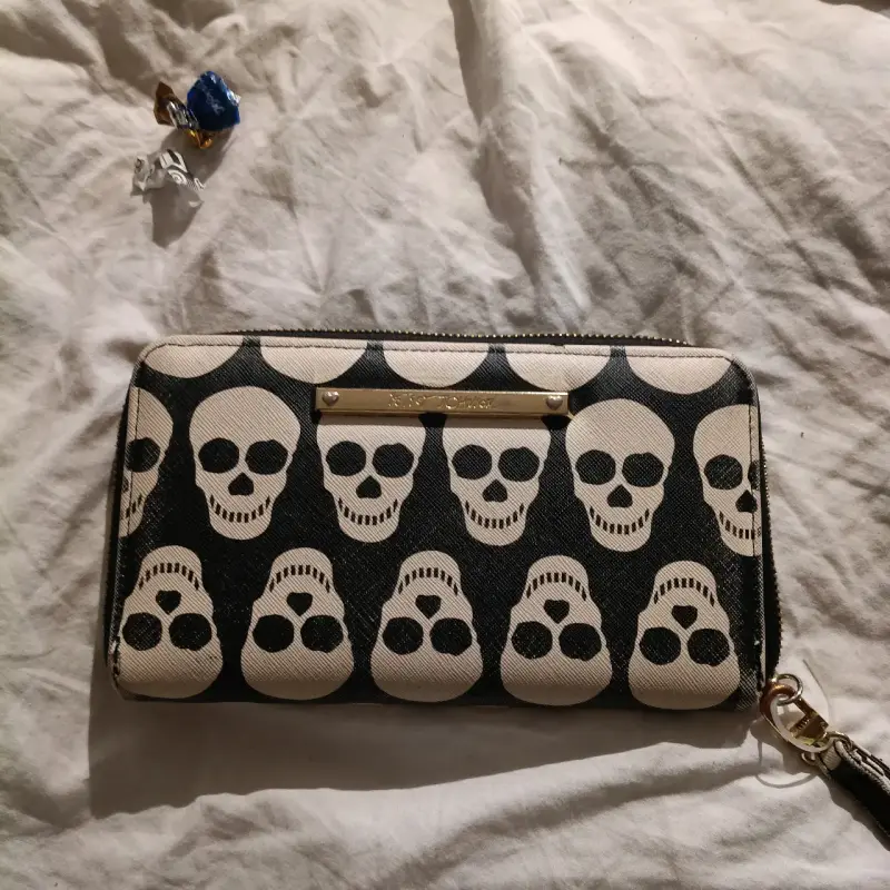 Billetera de mano con diseño de calaveras - 2