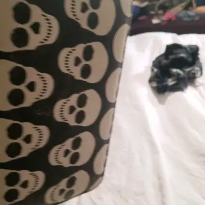 Billetera de mano con diseño de calaveras - miniatura 3