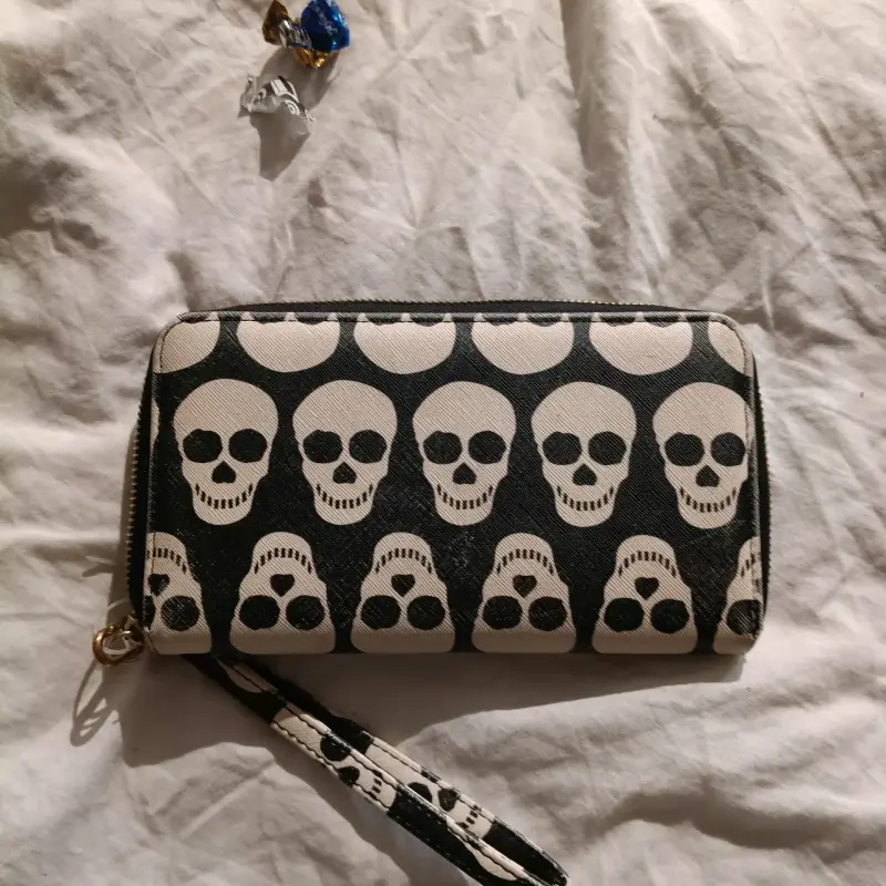 Billetera de mano con diseño de calaveras - 4