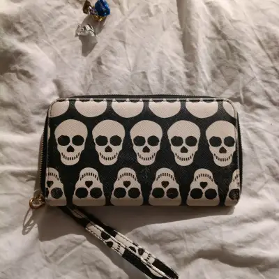 Billetera de mano con diseño de calaveras - miniatura 4