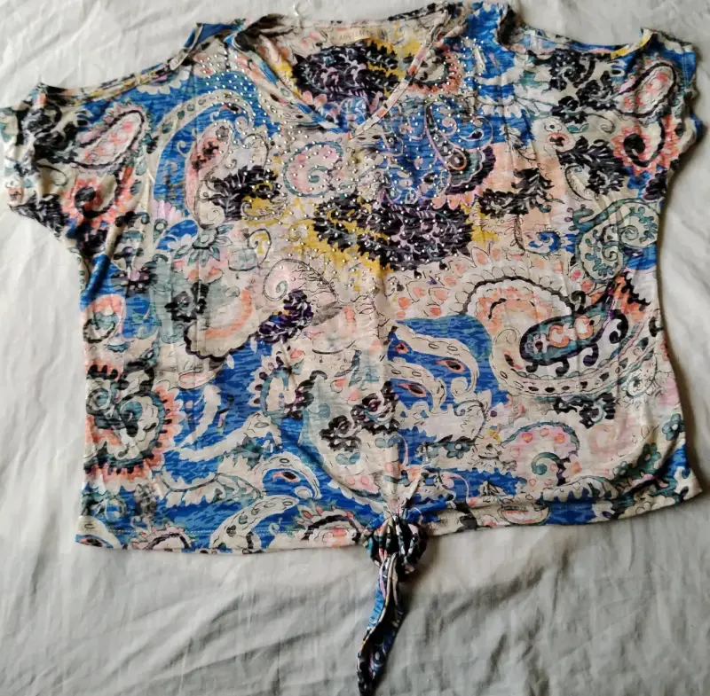 Blusa estampada con diseño paisley y detalles brillantes