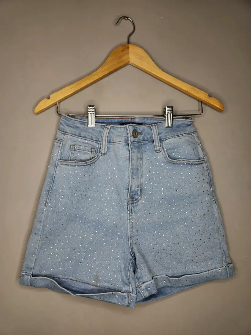 Shorts de mezclilla con detalles brillantes - 1