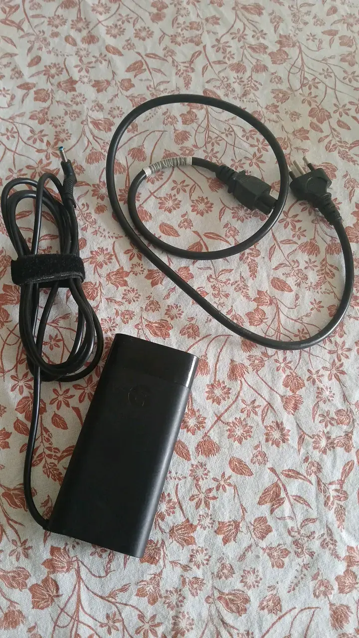 Cargador de laptop con cable de alimentación - 1