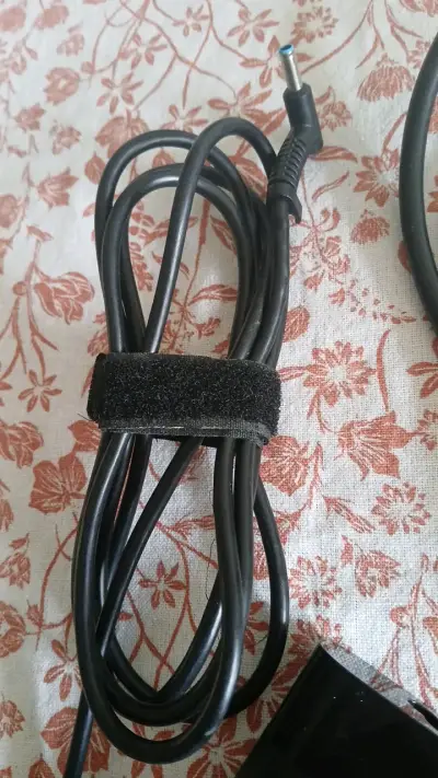 Cargador de laptop con cable de alimentación - miniatura 2