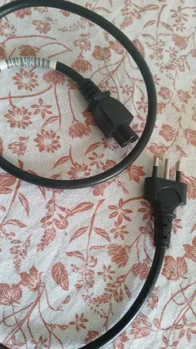 Cargador de laptop con cable de alimentación - miniatura 3