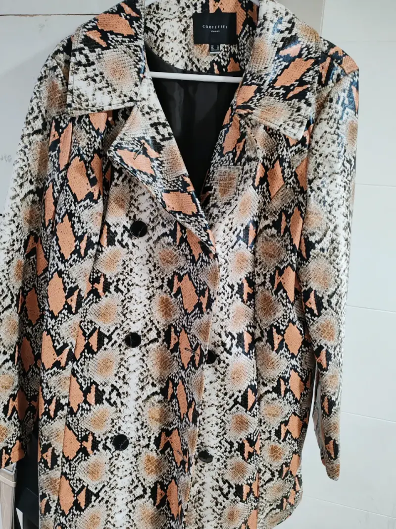 Abrigo de mujer estampado serpiente Cortefiel - 1