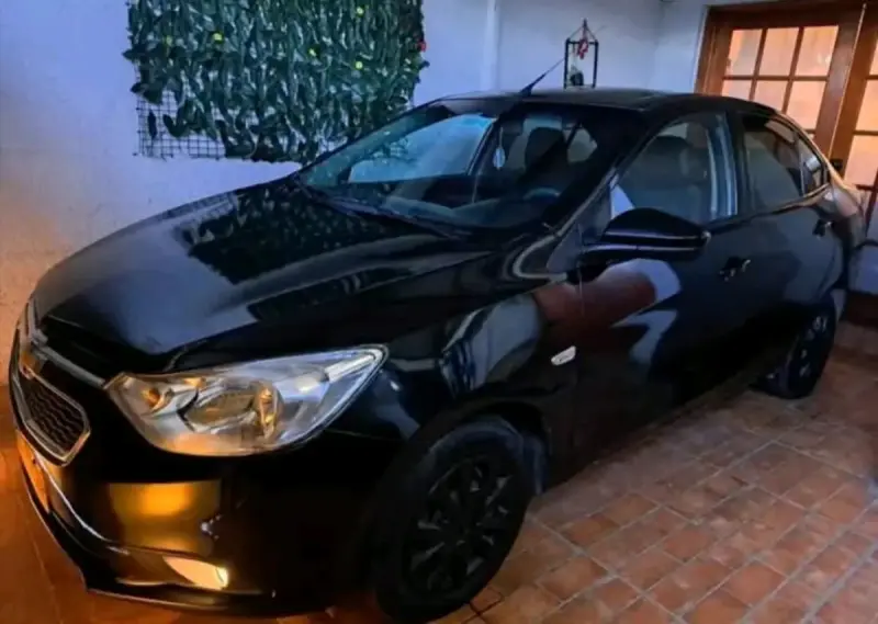 Auto Chevrolet negro en buen estado - 1