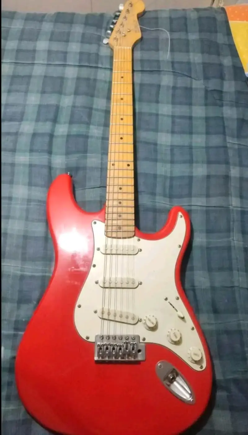 Guitarra eléctrica roja con cable incluido - 1