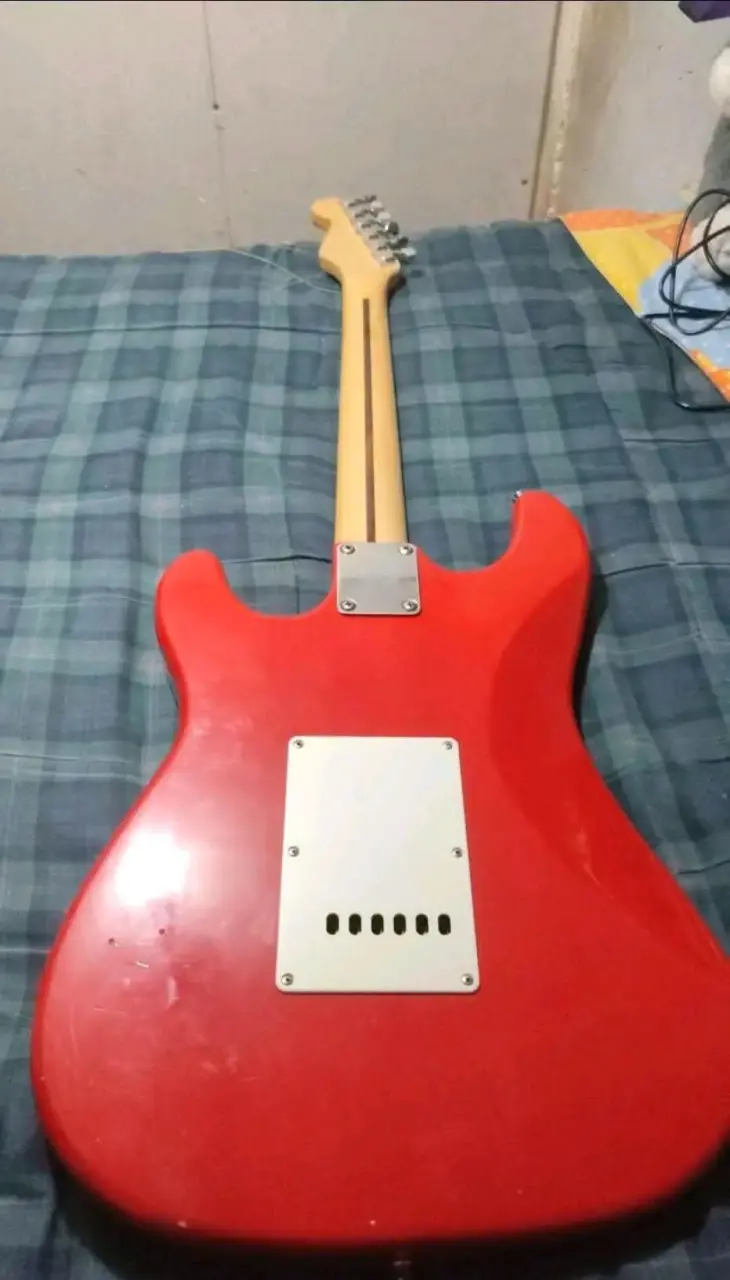 Guitarra eléctrica roja con cable incluido - 2