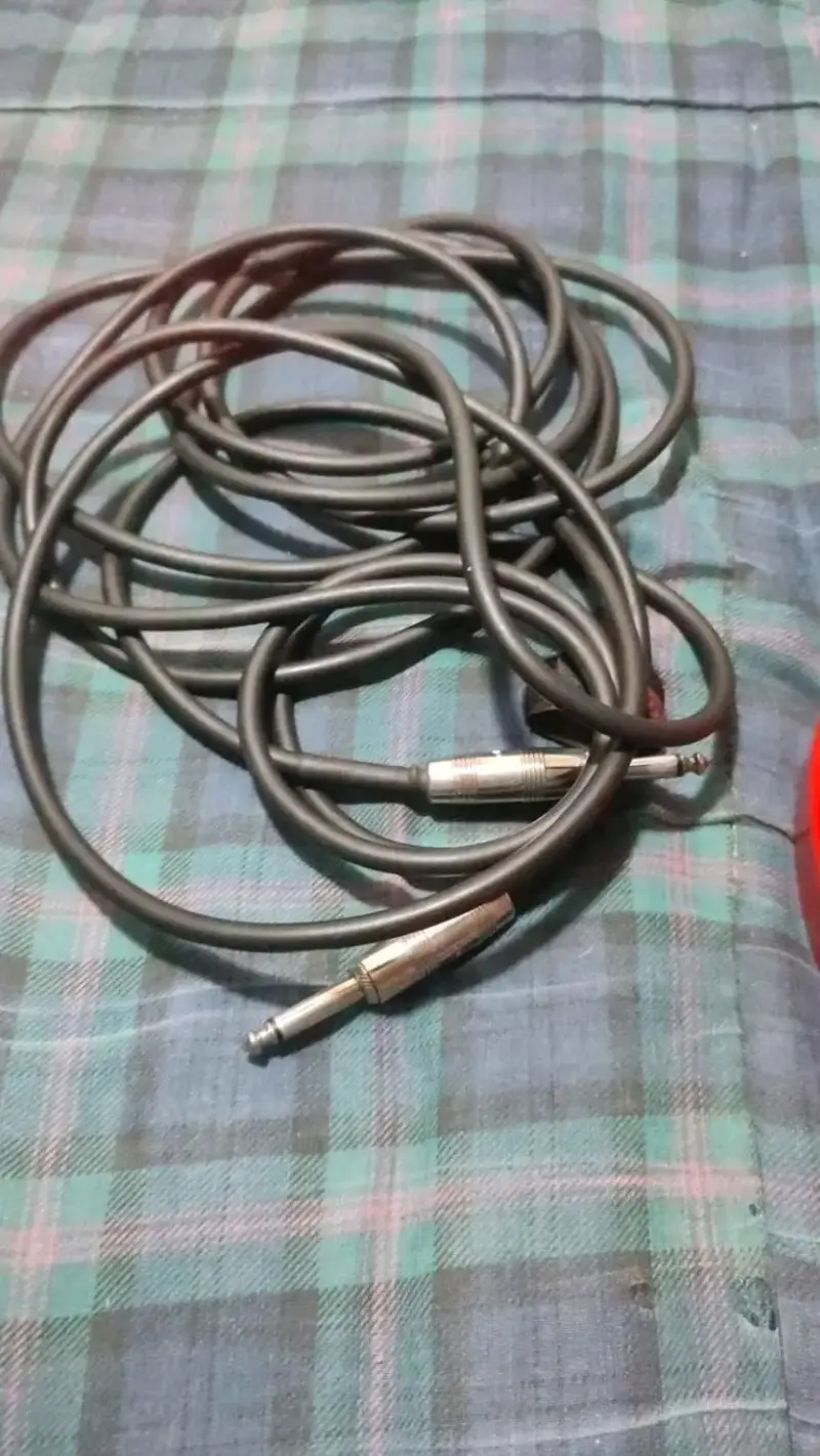 Guitarra eléctrica roja con cable incluido - 3