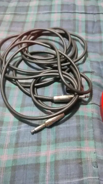 Guitarra eléctrica roja con cable incluido - miniatura 3
