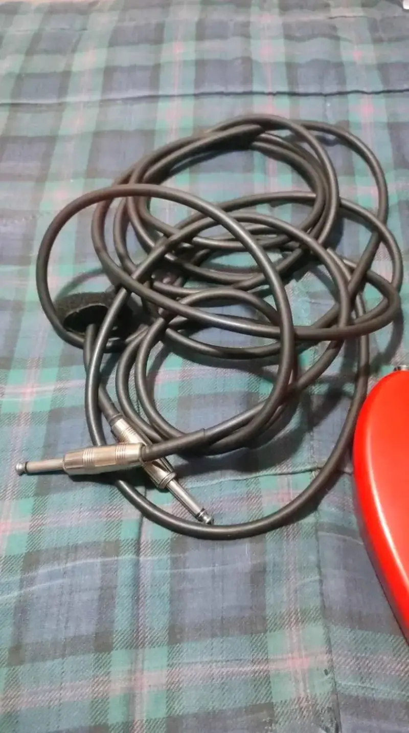 Guitarra eléctrica roja con cable incluido - 4