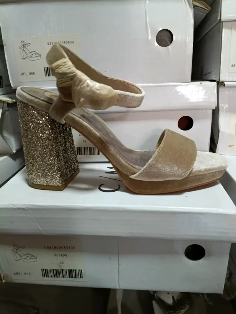 Sandalias de tacón alto con glitter dorado