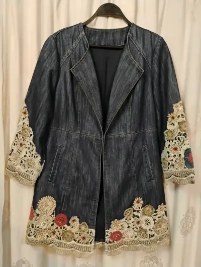 Chaqueta de mezclilla con encaje floral - miniatura 1