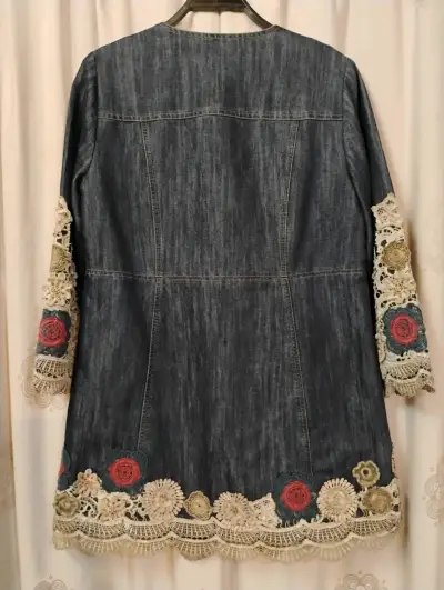 Chaqueta de mezclilla con encaje floral - miniatura 2