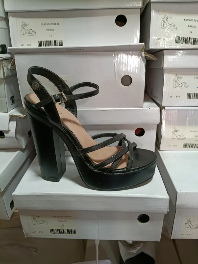 Sandalias de tacón alto negras para mujer