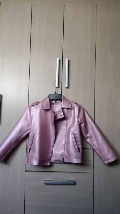 Chaqueta de cuero sintético rosa para niña - miniatura 1