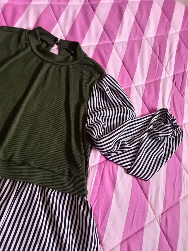 Blusa verde con mangas a rayas para mujer