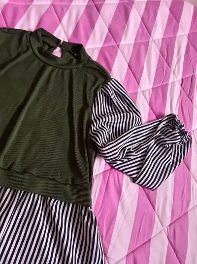 Blusa verde con mangas a rayas para mujer - miniatura 1