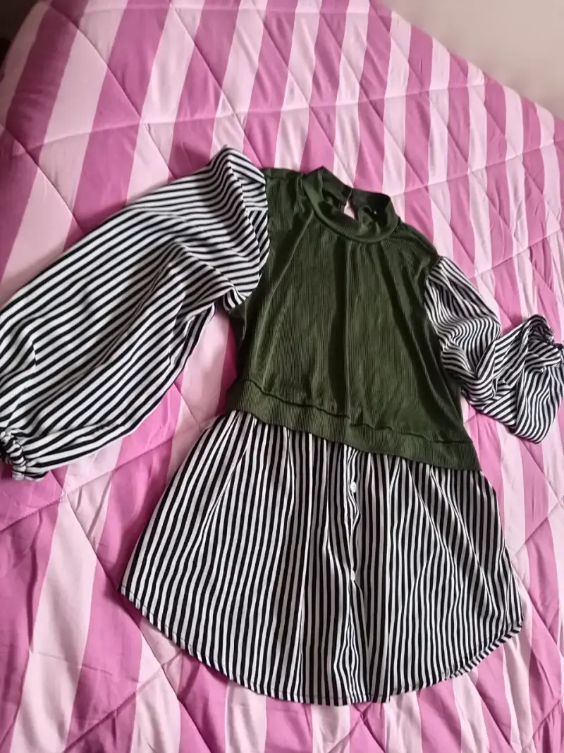 Blusa verde con mangas a rayas para mujer - 2