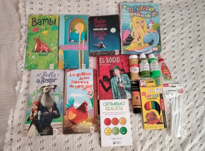 Lote de libros infantiles y materiales de arte