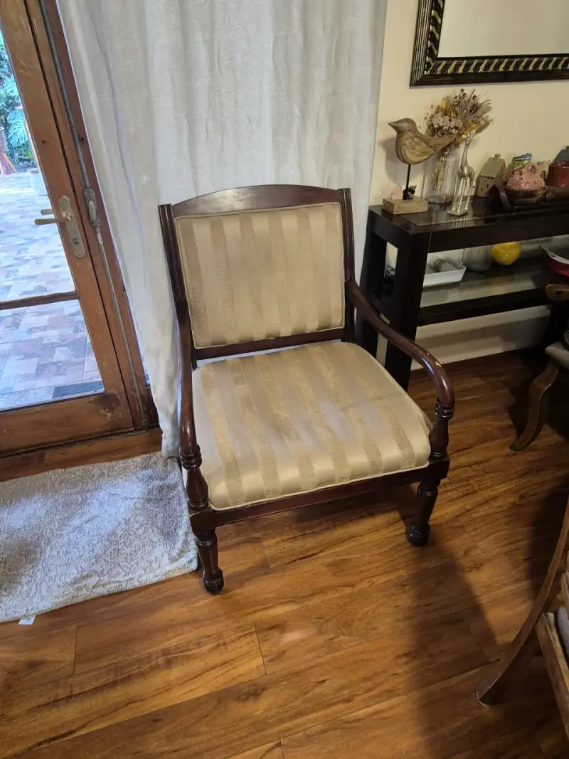 Silla de madera clásica con tapiz beige
