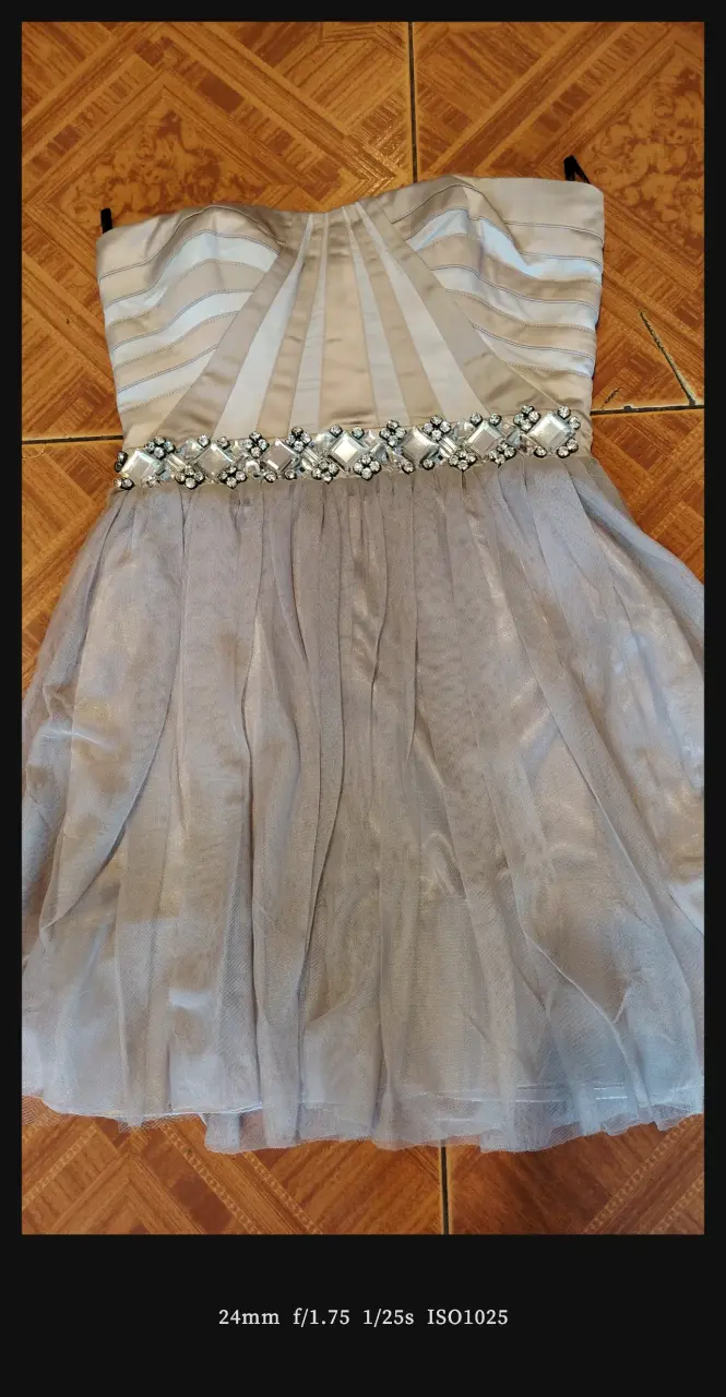 Vestido de fiesta strapless gris con detalles brillantes - 3