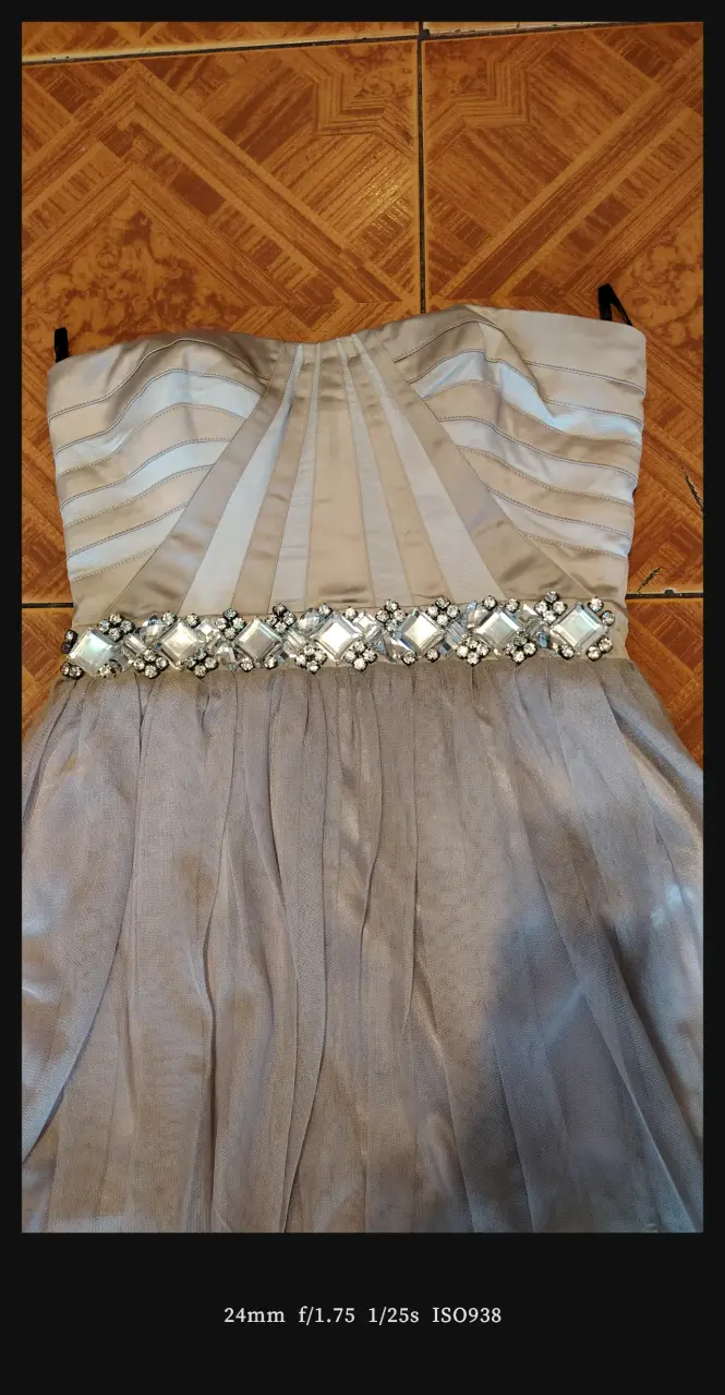 Vestido de fiesta strapless gris con detalles brillantes - 4
