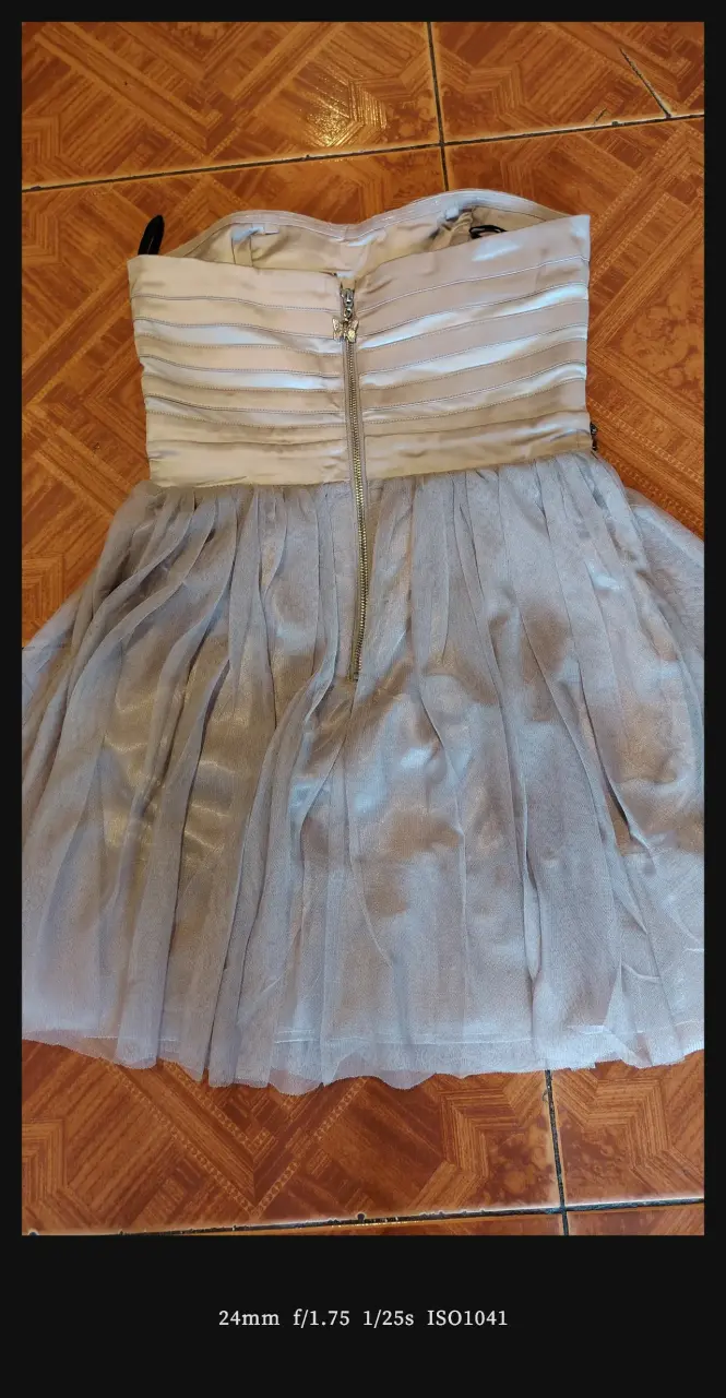 Vestido de fiesta strapless gris con detalles brillantes - 5