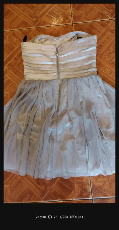 Vestido de fiesta strapless gris con detalles brillantes - miniatura 5
