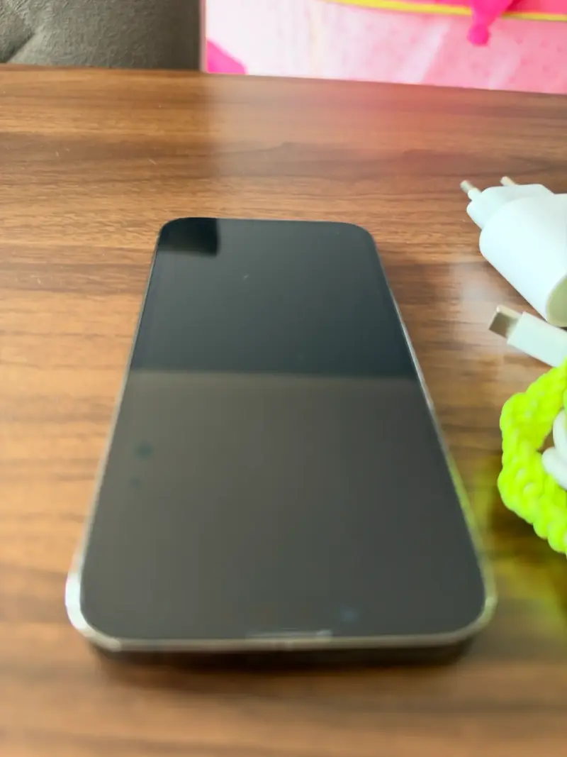 iPhone 13pro con cargador y cable en buen estado - 1