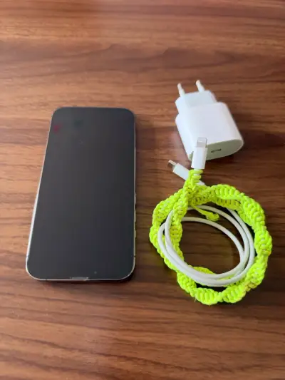 iPhone 13pro con cargador y cable en buen estado - miniatura 2