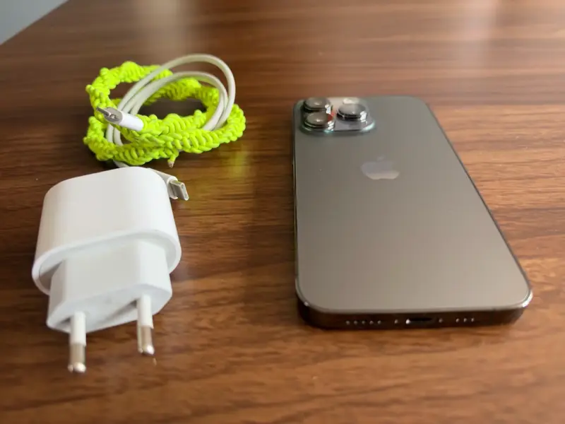 iPhone 13pro con cargador y cable en buen estado - 3