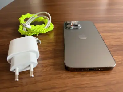 iPhone 13pro con cargador y cable en buen estado - miniatura 3
