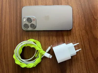 iPhone 13pro con cargador y cable en buen estado - miniatura 4