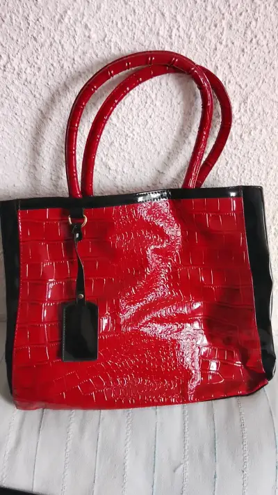 Bolso tote rojo con textura de cocodrilo - miniatura 1