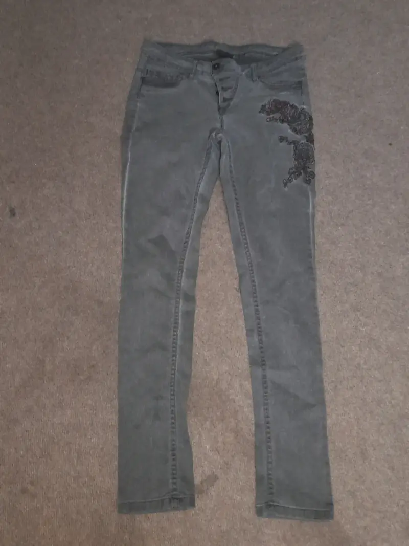 Jeans grises con bordado floral para mujer