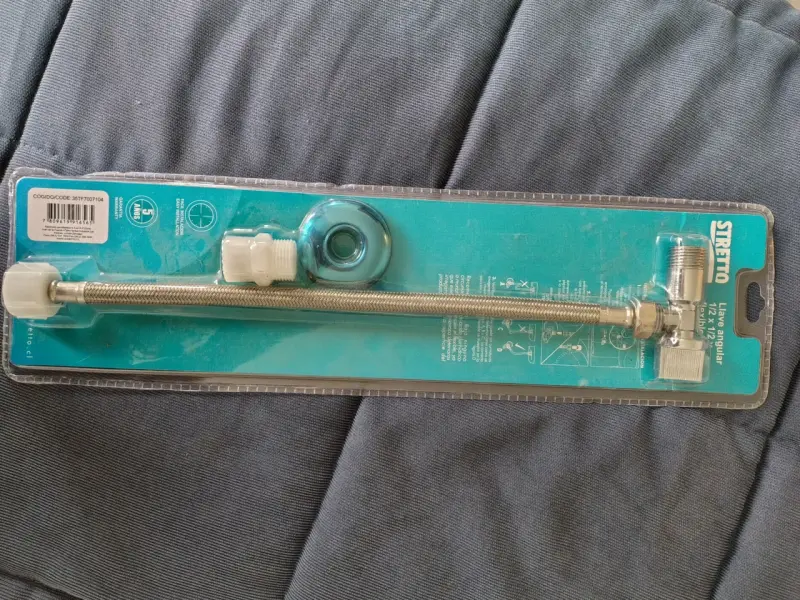 Llave angular Stretto 1/2 x 1/2 con flexible